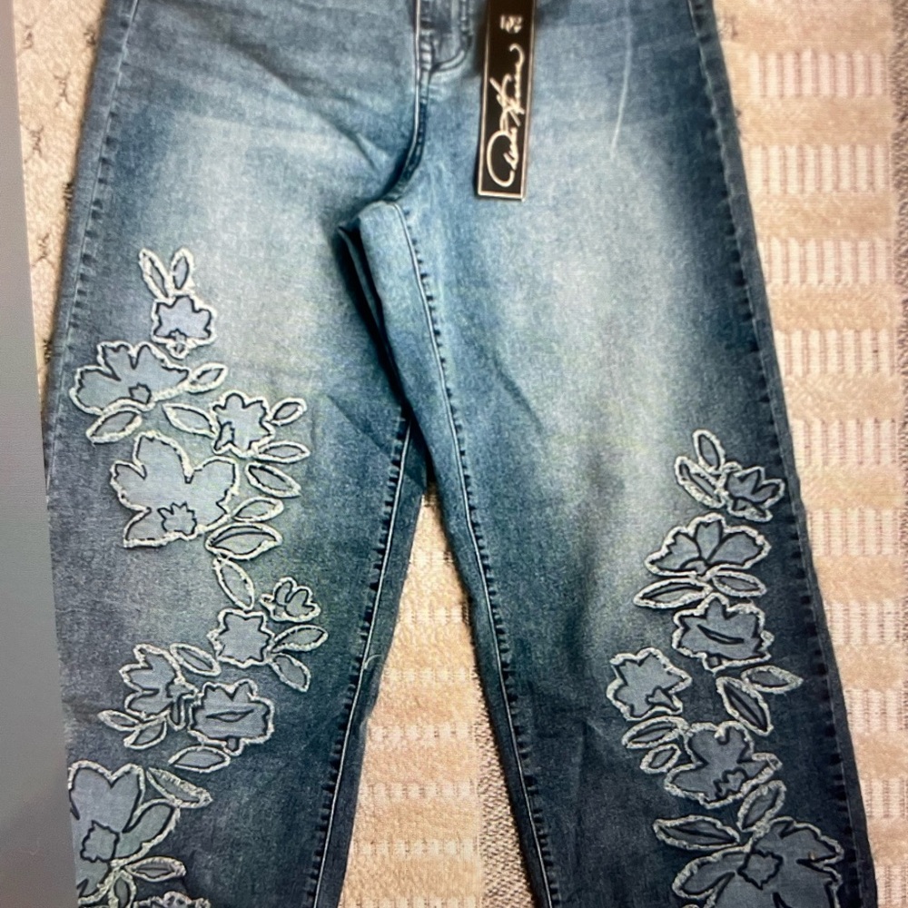 NWT DG2 by Diane Gilman Floral Embroidered Cropped Jean. Wide leg